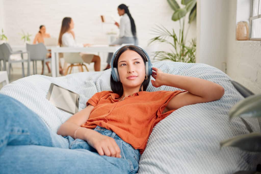 Frau hört Musik bei der Arbeit - Stressmanagement