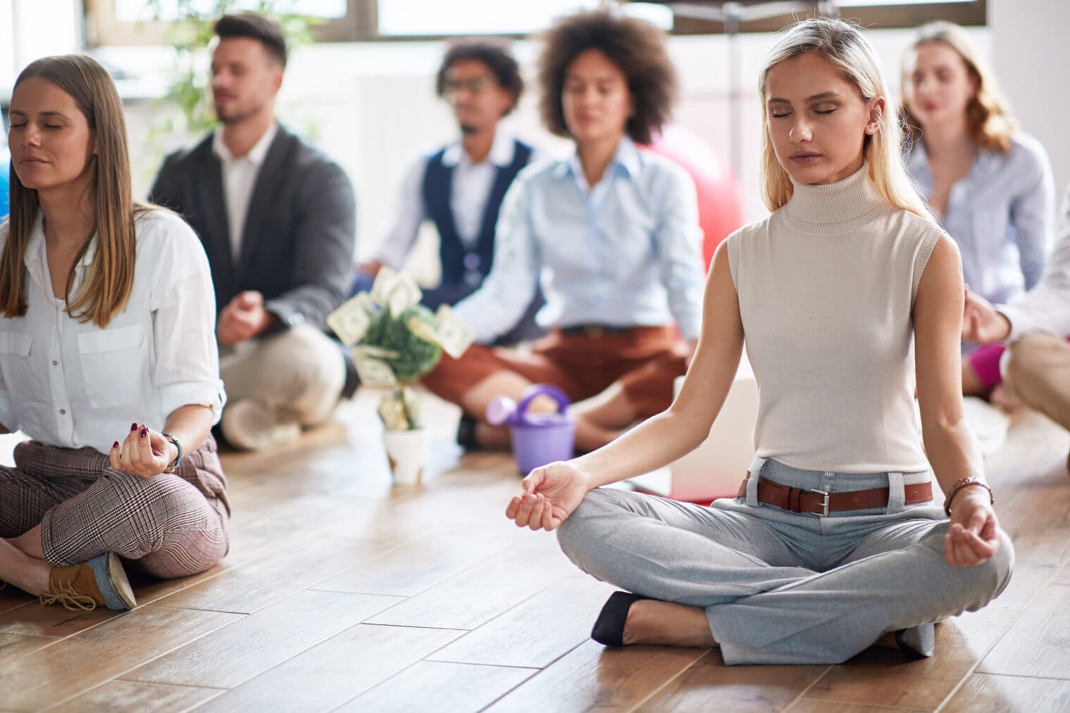 Büro Geld Attraktion Meditation, Meditation und Business, junge Menschen meditieren im Büro -