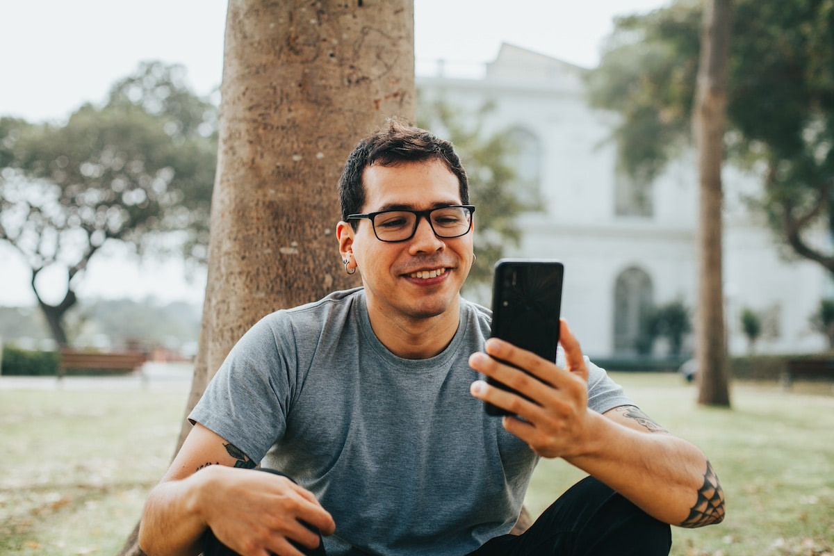Porträtfotografie eines jungen Mannes in Videoanruf von seinem Telefon. Konzept der Menschen, Kommunikation und Technologie. - psychische gesundheit